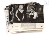 une pile d'affiches de films anciens posées sur une table