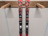 une paire de skis accrochée à un support dans un garage