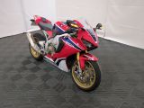 une moto rouge et blanche garée dans un garage