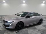la voiture argentée est garée sur un sol en damier dans le garage