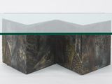 une table en verre avec une base en bois et un plateau en verre