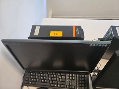 deux ordinateurs portables posés l'un sur l'autre sur un bureau