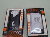 deux boîtes de téléphones portables posées sur une table