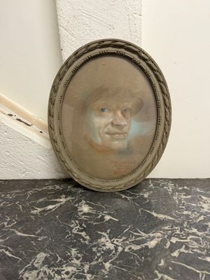tableau représentant un homme coiffé d'un chapeau, assis devant un mur blanc