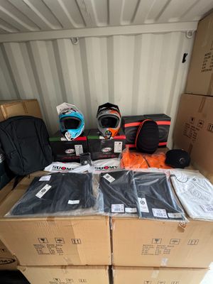plusieurs cartons de bagages posés sur une table à l'arrière d'un camion