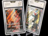 deux cartes à collectionner Pokémon dans des pochettes en plastique transparent, sur fond noir