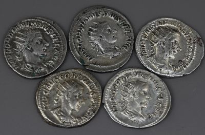quatre pièces d'argent sur lesquelles figurent un homme et une femme