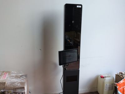 un téléviseur posé sur un meuble dans une pièce