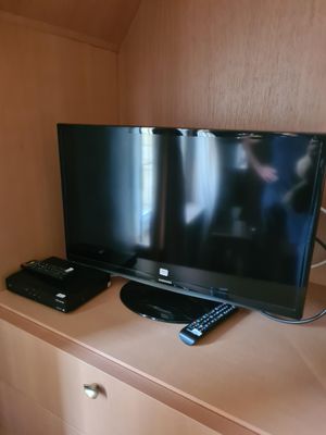 une télévision à écran plat posée sur un meuble en bois