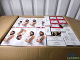 une boîte en carton contenant tout un tas de photos d'une femme en soutien-gorge