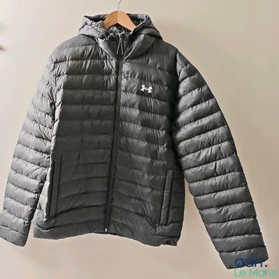 la veste est suspendue à un cintre sur le mur