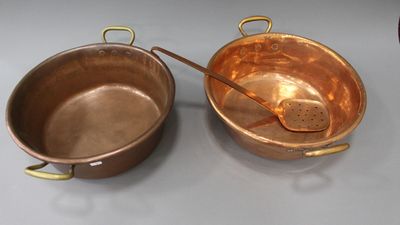 Deux bassines à confiture en cuivre avec passoire.