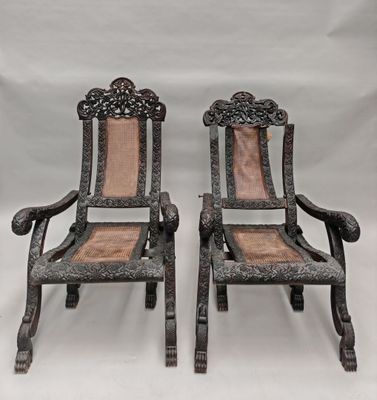paire de fauteuils à bascule anciens en bois sculpté, avec assise en cuir