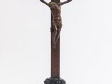 une image représentant une croix en bois sur laquelle est fixé un crucifix