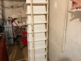 un homme montrant du doigt une pile de conteneurs dans une pièce