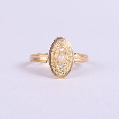 une image représentant une bague en or avec une perle au centre