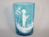 un verre bleu sur lequel est représenté un garçon
