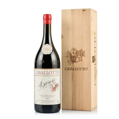 la bouteille de vin est posée à côté d'une caisse en bois
