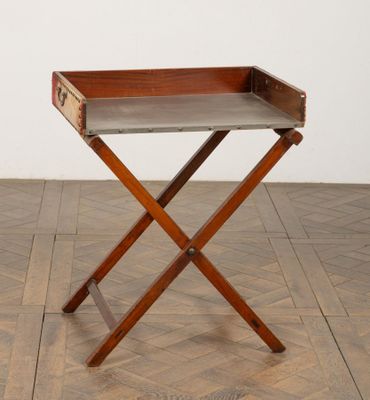 le plateau repose sur un support en bois posé sur un parquet