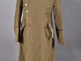une photo d'un manteau militaire sur un mannequin