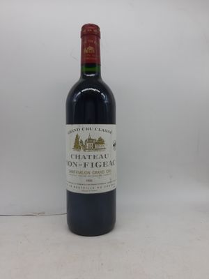 une bouteille de vin posée sur une table