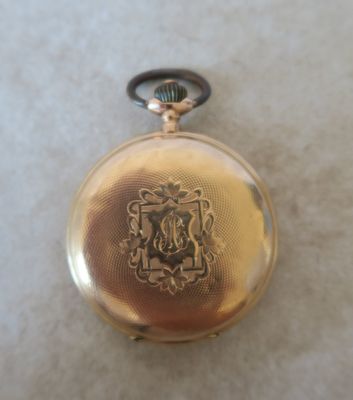 une montre de poche en or ornée d'un lion