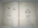 un livre sur lequel figure le dessin du visage d'une femme