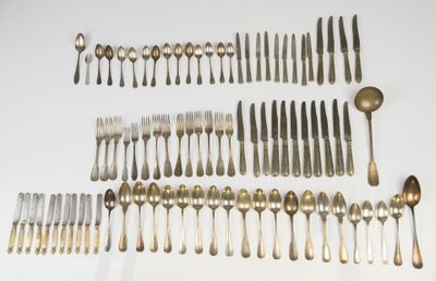 un grand nombre de cuillères et de fourchettes disposées sur la table