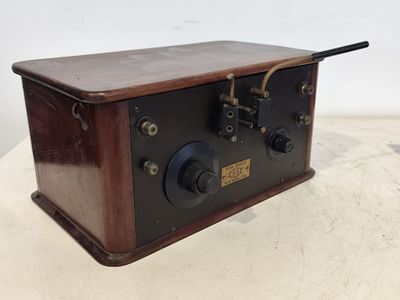 une radio à l'ancienne posée sur une table blanche