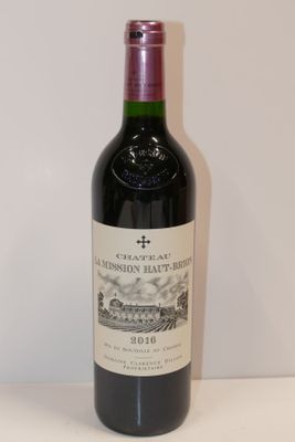 une bouteille de vin posée sur une table