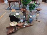 beaucoup de vases et d'autres objets par terre