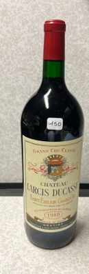 une bouteille de vin posée sur une table