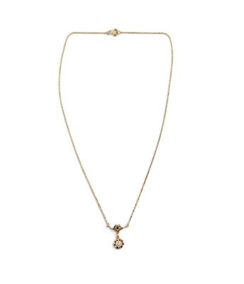 un collier en or avec un pendentif en forme de fleur sur fond blanc