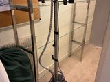 un aspirateur posé sur le sol d'une pièce