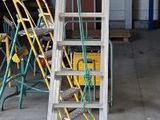 une échelle posée au milieu d'un garage