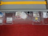 une boîte en plastique contenant tout un tas d'objets