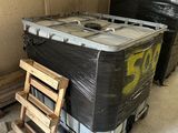 une pile de cartons et une chaise dans une pièce