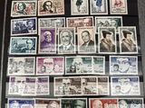 certains timbres sont exposés sur la table