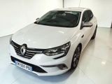 La voiture blanche est garée dans la pièce blanche de l'immeuble.