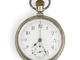 gros plan d'une montre de poche sur fond blanc