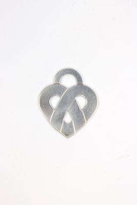 une broche en argent ornée d'un nœud au centre