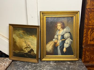 deux photos encadrées représentant une femme et un bateau, posées sur une table