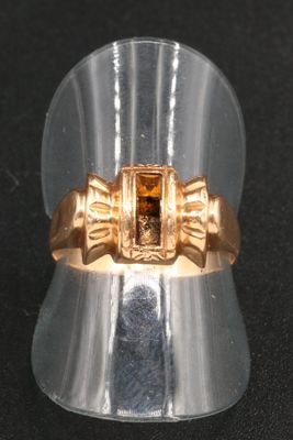 une image représentant une bague en or sertie d'une citrine