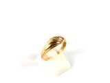 une image d'une bague en or avec un diamant serti au centre