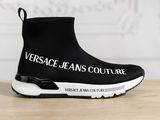 des baskets noires et blanches sur lesquelles est inscrit « Versa Jeans Couture »