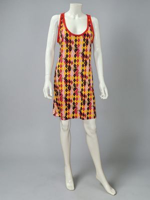 un mannequin portant une robe colorée sur un mannequin mannequin mannequin mannequin mannequin mannequin mannequin mannequin mann
