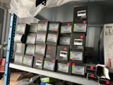 de nombreuses boîtes contenant du matériel électronique, posées sur une étagère dans une pièce