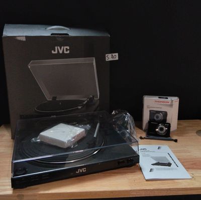 Lot de 2 articles, une platine vinyle JVC et un appareil pho…