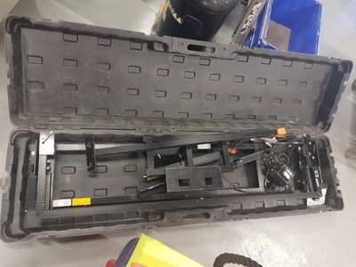 une mallette en plastique contenant des outils, posée sur une table