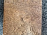 une photo d'un morceau de bois posé par terre
